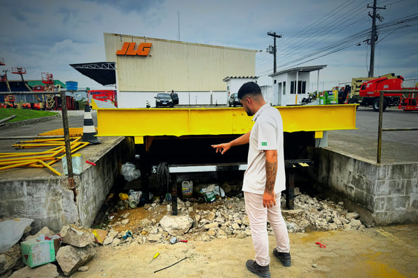 Instalação da moega basculante metálica