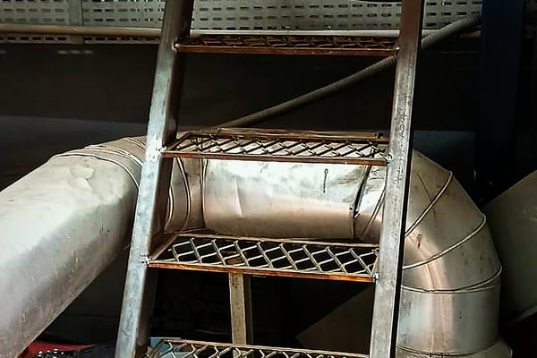 Escada metálica fabricada em oficina própria