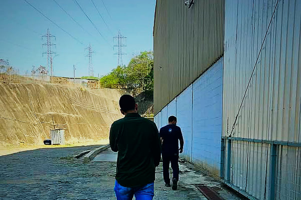 Equipe chegando ao local para vistoria do sistema de incêndio