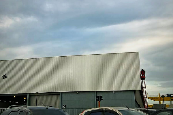 Plataforma elevatória em fachada industrial